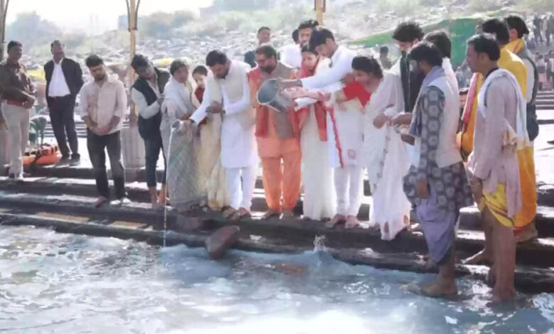सीएम-मोहन-यादव-के-बेटे-बहू-ने-शुरू-की-नर्मदा-परिक्रमा,-ओंकारेश्वर-से-15-दिन-की-पवित्र-यात्रा