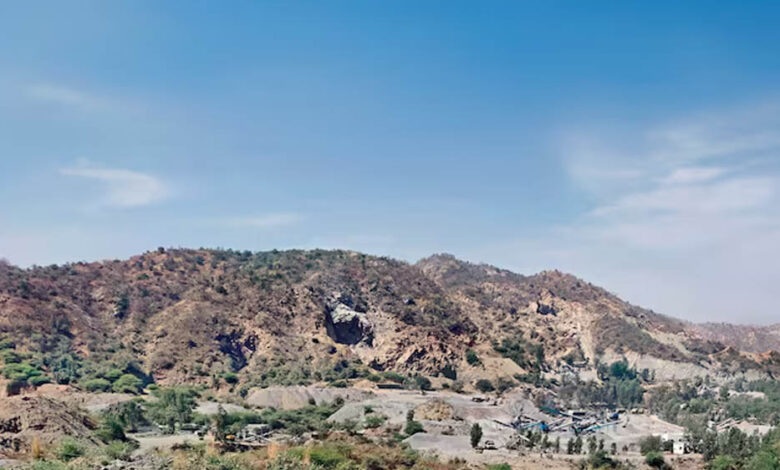 sc-ने-माना-मंत्रालय-की-100-मीटर-अरावली-परिभाषा-अस्पष्ट-और-खतरनाक,-कहा-भौगोलिक-पहचान-टूट-सकती-है