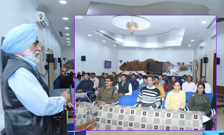 सड़क-दुर्घटना-रोकने-के-लिये-यातायात-रिफ्रेशर-कोर्स