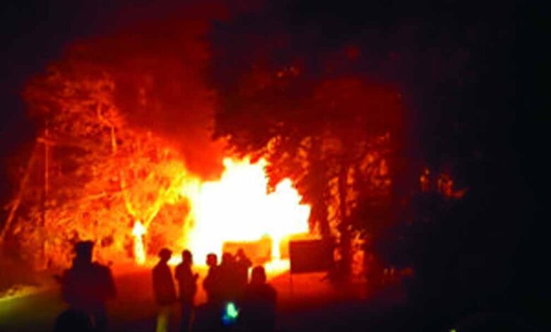 नशे-में-धुत-युवक-ने-खुद-पर-पेट्रोल-डालकर-लगाई-आग,-दर्दनाक-मौत-से-गांव-में-मातम