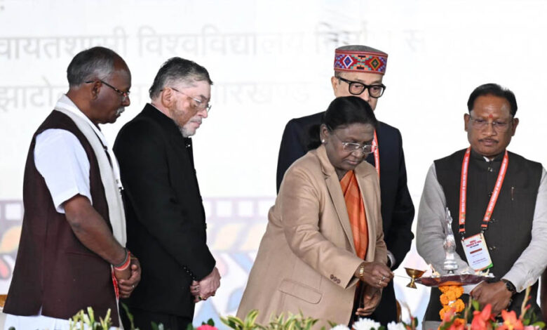 रायपुर-:-राष्ट्रपति-श्रीमती-द्रौपदी-मुर्मू-ने-‘जशक्राफ्ट’-एवं-जशपुर-की-जनजातीय-मातृशक्ति-के-कौशल-की-सराहना-की