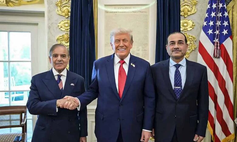 चापलूसी-और-लालच-का-खेल!-कैसे-आसिम-मुनीर-बने-डोनाल्ड-ट्रंप-के-‘पसंदीदा-फील्ड-मार्शल’,-भारत-की-बढ़ी-टेंशन