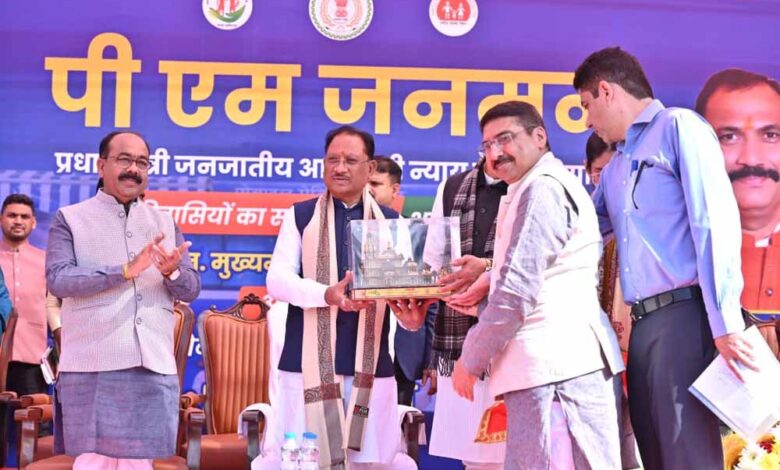 दूरस्थ-आदिवासी-अंचलों-को-स्वास्थ्य-की-नई-राह-—-मुख्यमंत्री-साय-ने-57-मोबाइल-मेडिकल-यूनिट-वाहनों-को-दिखाई-हरी-झंडी