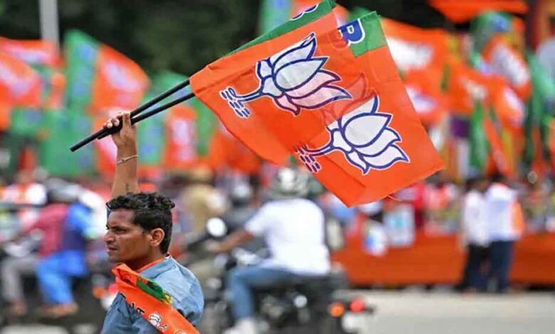 नागपुर-में-bjp-उम्मीदवार-की-घेराबंदी,-नामांकन-वापसी-के-विरोध-में-समर्थकों-ने-घर-में-किया-नजरबंद