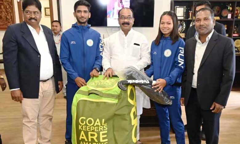 उप-मुख्यमंत्री-साव-ने-नेशनल-सेंटर-ऑफ-एक्सीलेंस-में-परफॉर्मेंस-असेसमेंट-के-लिए-चयनित-खिलाड़ियों-को-दिए-हॉकी-किट