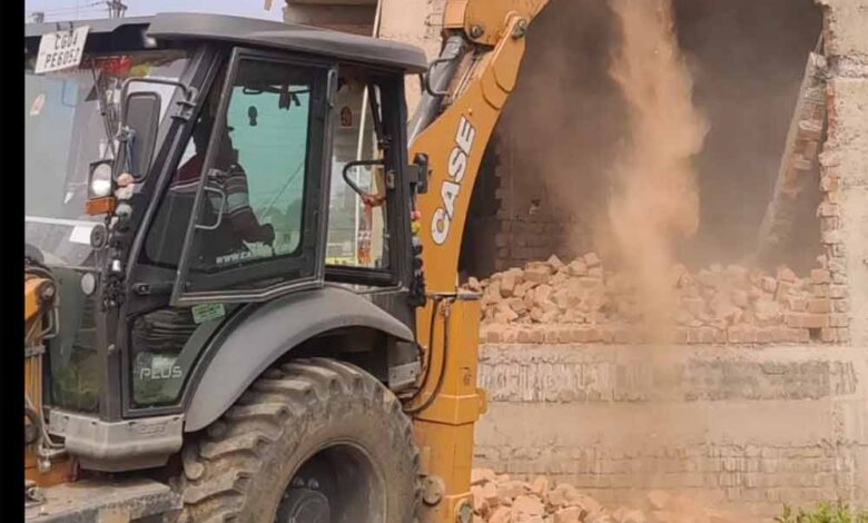 रायपुर-के-चंगोराभाठा-में-निर्माणाधीन-भवन-पर-चला-बुलडोजर,-अनुमति-के-विपरीत-किया-था-निर्माण
