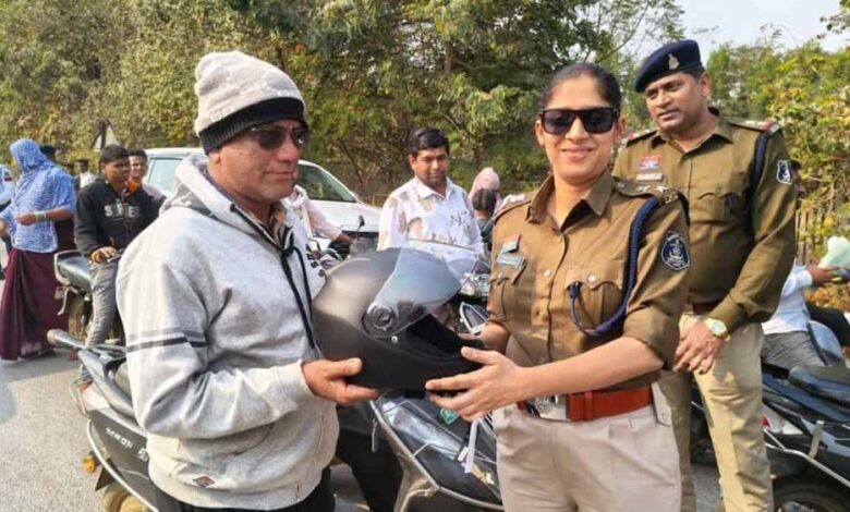 यातायात-जागरूकता-की-मिसाल:-पुलिस-ने-दी-समझाइश,-नियम-मानने-वालों-को-मुफ्त-हेलमेट