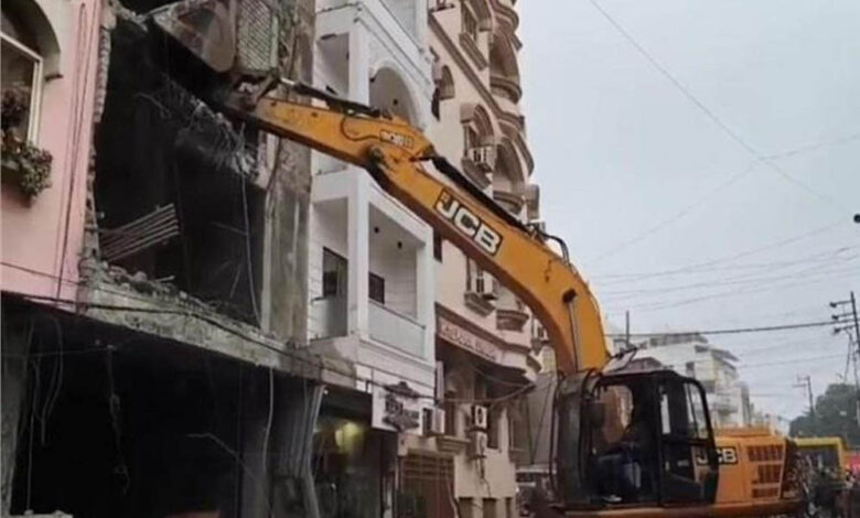 उज्जैन-में-महाकाल-मंदिर-के-पास-चला-बुलडोजर,-3-मंजिला-अवैध-होटल-को-गिराया,-मची-अफरा-तफरी