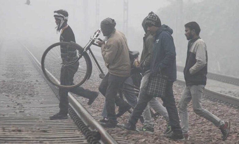 उत्तर-भारत-में-कड़ाके-की-सर्दी,-कश्मीर-की-झीलें-बर्फ-से-ढकीं,-हवाई-यात्रा-पर-भी-असर