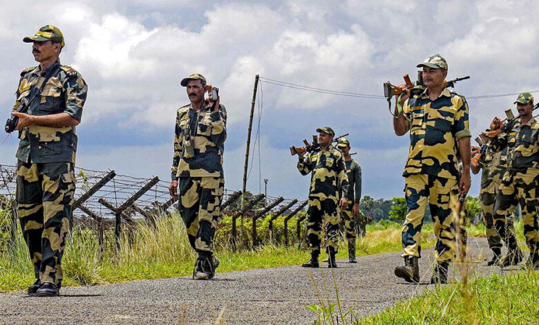 भारत-बांग्लादेश-सीमा-पर-नई-किलेबंदी,-चिकन-नेक-में-बनी-12-फीट-ऊंची-स्मार्ट-फेंसिंग