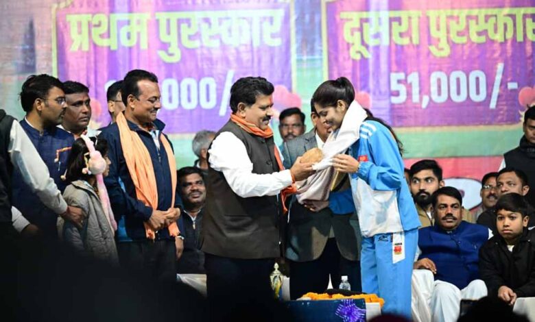 उपमुख्यमंत्री-ने-रिया-को-किया-सम्मानित,-बैडमिंटन-चैंपियनशिप-में-जीता-स्वर्ण-पदक