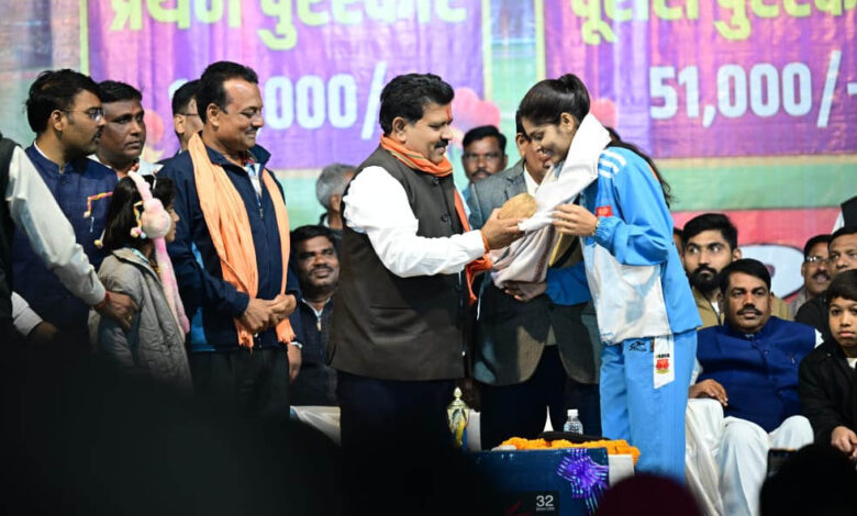 साउथ-एशियन-बॉल-बैडमिंटन-चैंपियनशिप-की-स्वर्ण-विजेता-रिया-तिवारी-का-रायपुर-में-सम्मान