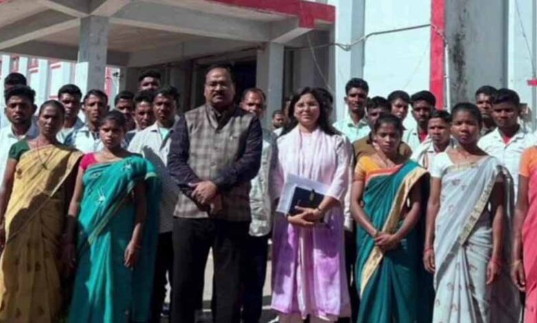 जगदलपुर-के-पुर्नवासितों-को-करवाया-प्रमुख-दर्शनीय-स्थलों-का-भ्रमण,-बस्तर-का-देखा-सांस्कृतिक-ऐतिहासिक-वैभव