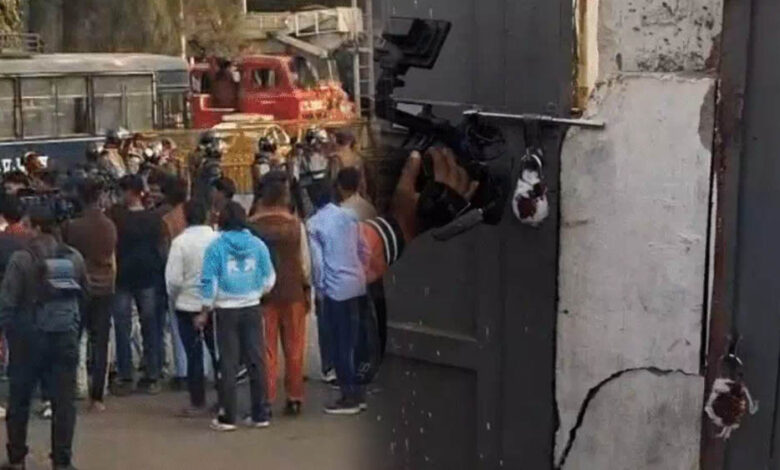 भोपाल-में-पुलिस-मुख्यालय-के-सामने-मांस-से-भरा-ट्रक-पकड़ा,-स्लाटर-हाउस-सील-करने-की-मांग