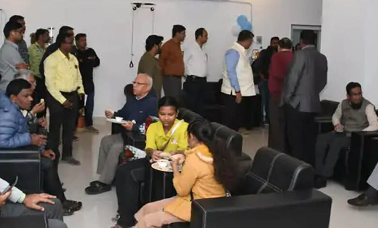 रायपुर-रेलवे-स्टेशन-पर-पहली-बार-हेल्दी-वेटिंग-लाउंज,-यात्री-ट्रेन-के-इंतजार-में-पाएंगे-हेल्थ-चेकअप,-योग,-और-हेल्दी-फूड
