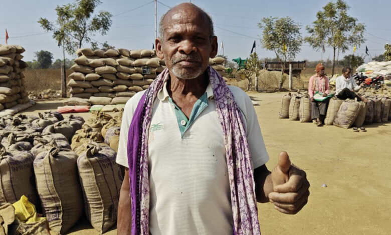 रायपुर-:-सुशासन-की-सरकार-में-मिल-रहा-किसानों-को-हक-और-सम्मान,-सुव्यवस्थित-केंद्रों-में-धान-बेचकर-खिले-किसानों-के-चेहरे