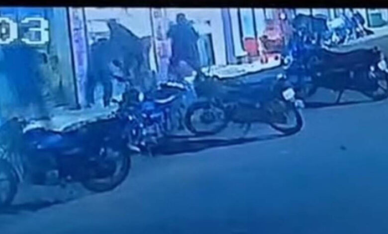 खंडवा-में-फिल्मी-स्टाइल-में-लूट,-30-सेकंड-में-2-करोड़-की-ज्वेलरी-लूटी,-बाजार-में-मची-भगदड़