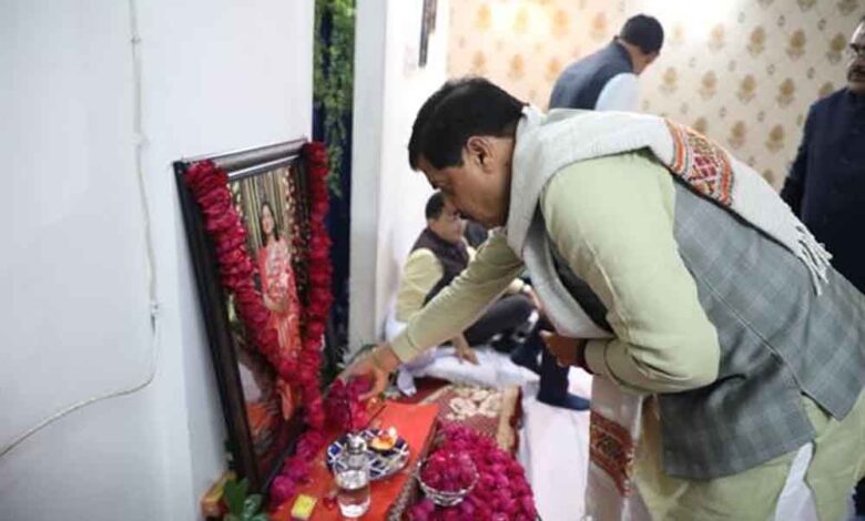 मुख्यमंत्री-डॉ-यादव-ने-डॉ.-उत्तम-यादव-के-निवास-पहुँचकर-शोक-संवेदना-व्यक्त-कर-दी-श्रद्धांजलि