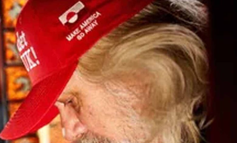 डोनाल्ड-ट्रंप-के-नारे-का-ग्रीनलैंड-में-बना-मजाक,-टोपियां-लगाकर-तंज-कस-रहे-लोग