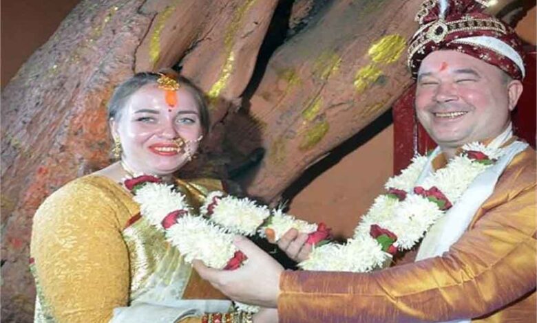 सनातन-संस्कृति-से-प्रभावित-रूस:-गंगा-तट-पर-रशियन-दंपत्ति-ने-रचाया-वैदिक-विवाह,-सिंदूर-दान-में-भावुक-पल