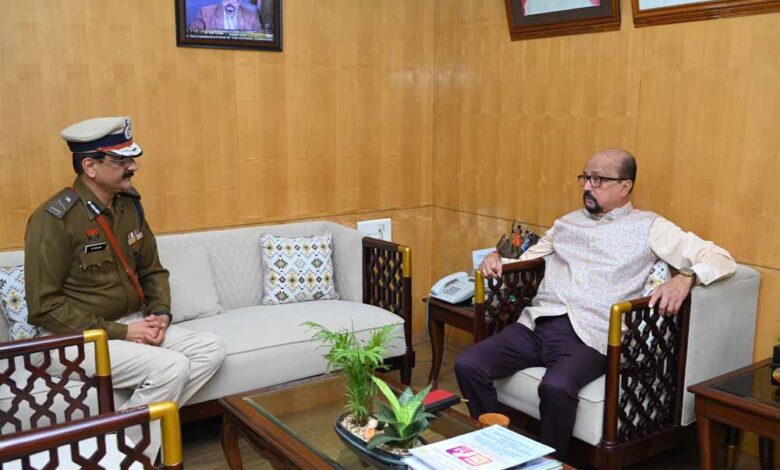 नवनियुक्त-पुलिस-कमिश्नर-शुक्ला-ने-राज्यपाल-डेका-से-की-शिष्टाचार-भेंट