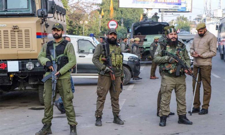 गणतंत्र-दिवस-से-पहले-हाई-अलर्ट-पर-जम्मू-कश्मीर,-चप्पे-चप्पे-पर-सुरक्षा-बलों-की-कड़ी-निगरानी