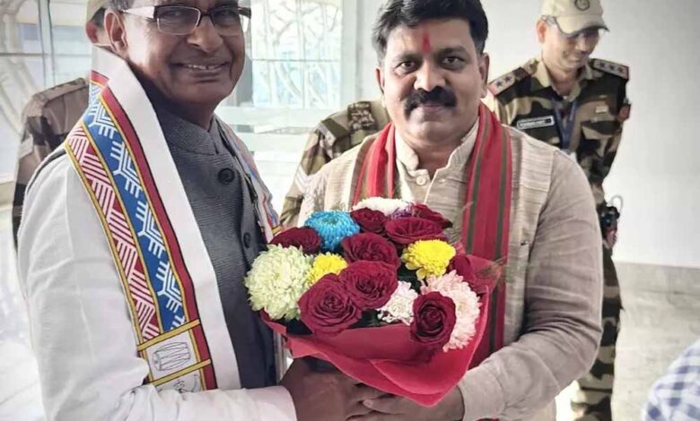 केंद्रीय-मंत्री-शिवराज-पहुंचे-रायपुर,-स्मारक-महोत्सव-के-लिए-राजनांदगांव-रवाना