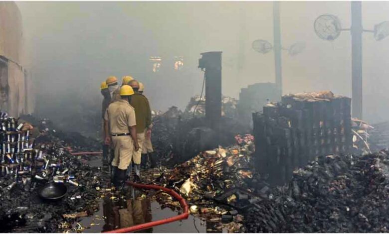 पश्चिम बंगाल में भीषण आग का कहर: दो गोदाम 24 घंटे से जल रहे, 16 मौतों का खतरा