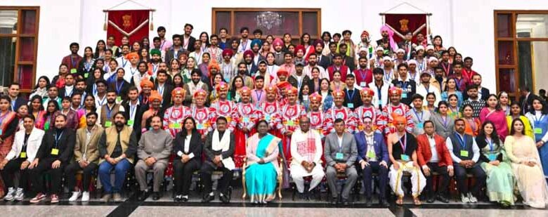 रायपुर-राष्ट्रपति-भवन-में-छत्तीसगढ़-की-झांकी-कलाकारों-का-सम्मान