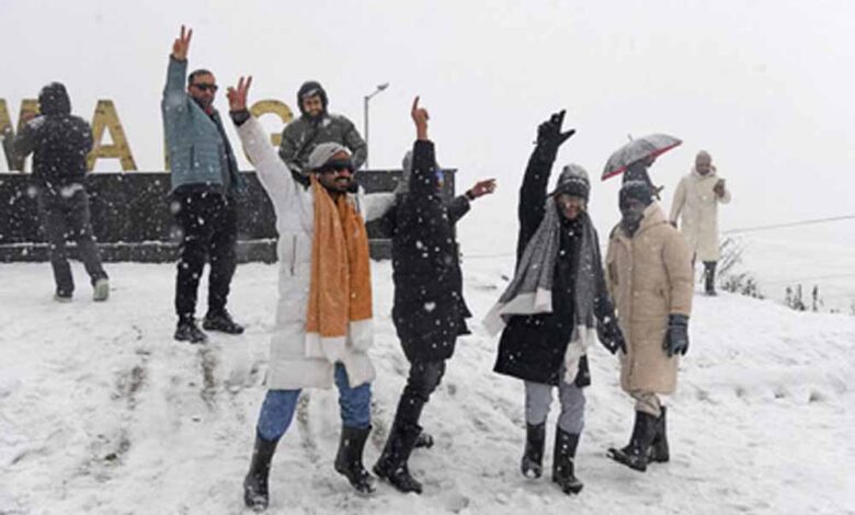 श्रीनगर-में-पर्यटकों-की-भीड़,-मौसम-का-लुत्फ-लेने-पहुंच-रहे-लोग
