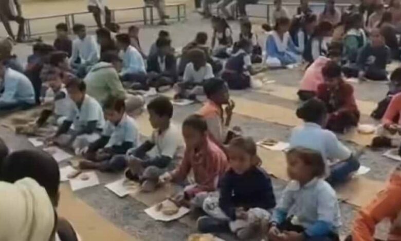 मैहर-में-मिड-डे-मील-विवाद:-बच्चों-को-कागज-पर-खाना-परोसने-पर-प्राचार्य-सस्पेंड