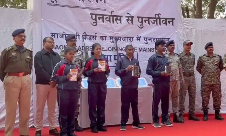 सुकमा-में-दो-महिलाओं-समेत-चार-माओवादी-गिरफ्तार-नहीं,-किया-आत्मसमर्पण,-आठ-लाख-का-था-इनाम