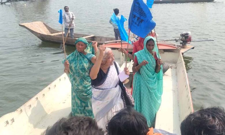 नर्मदा-नदी-में-विशाल-नाव-रैली,-बीच-नदी-में-मेधा-पाटकर-ने-उठाई-मछुआरों-की-आवाज