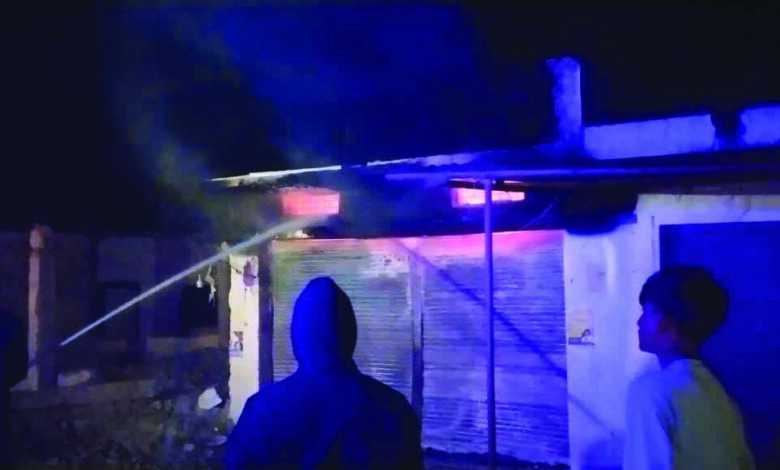 कपड़ा-दुकान-में-भीषण-आग,-लाखों-रुपये-का-माल-जलकर-राख