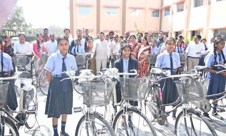 स्वामी-आत्मानंद-उत्कृष्ट-हिंदी-विद्यालय-एनसीडीसी-के-68-छात्रों-को-मिली-साइकिल
