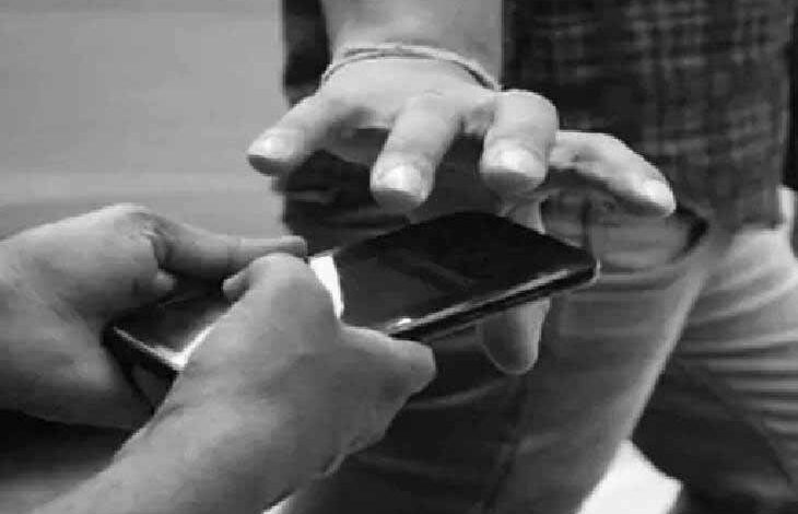 कार-चालक-से-मोबाइल-फोन-छीनकर-भागे-स्कॉर्पियो-सवार-दो-युवक,-आधी-रात-को-ओवरटेक-को-लेकर-हुआ-था-विवाद