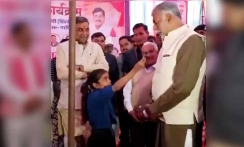 कैबिनेट-मंत्री-ने-बेबाक-रिपोर्टर-के-पैर-छूकर-किया-सम्मान,-फेसबुक-पर-शेयर-किया-video