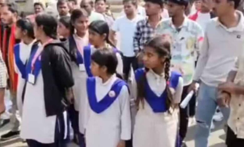 वार्डन-पर-आरोप:-हॉस्टल-में-लड़कियों-से-बाइबिल-पढ़वाने-का-मामला,-राम-राम-और-सूर्य-नमस्कार-पर-पाबंदी