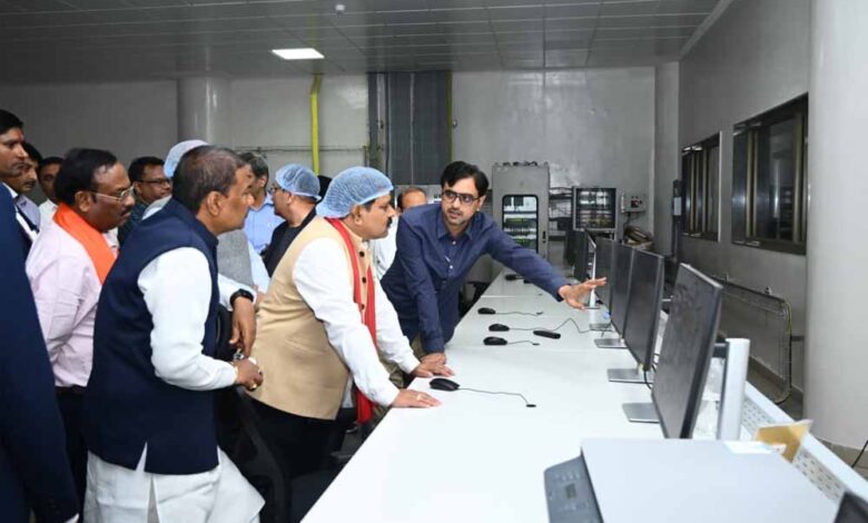 उपमुख्यमंत्री-विजय-शर्मा-और-वन-मंत्री-केदार-कश्यप-ने-किया-आधुनिक-डेयरियों-का-निरीक्षण,-पशुपालकों-बिहान-दीदियों-से-संवाद
