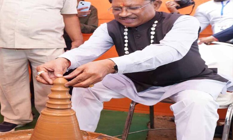 मुख्यमंत्री-साय-ने-कुम्हार-के-चाक-पर-गढ़ा-दीया,-पारंपरिक-शिल्पकारों-से-किया-आत्मीय-संवाद: