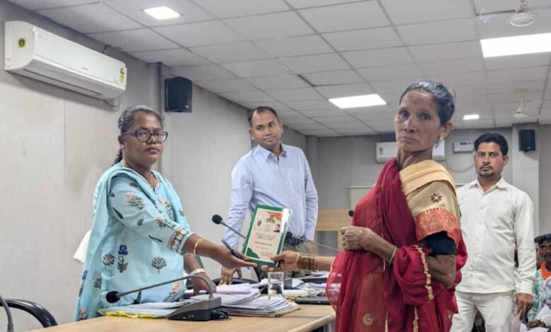 जनदर्शन-में-मिली-त्वरित-राहत:-लगनी-बाई-को-मिला-राशन-कार्ड