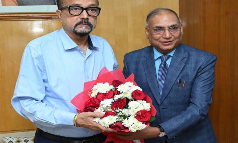 राज्यपाल-रमेन-डेका-से-राज्य-उपभोक्ता-विवाद-प्रतितोष-आयोग-के-अध्यक्ष-चौरड़िया-ने-की-सौजन्य-भेंट