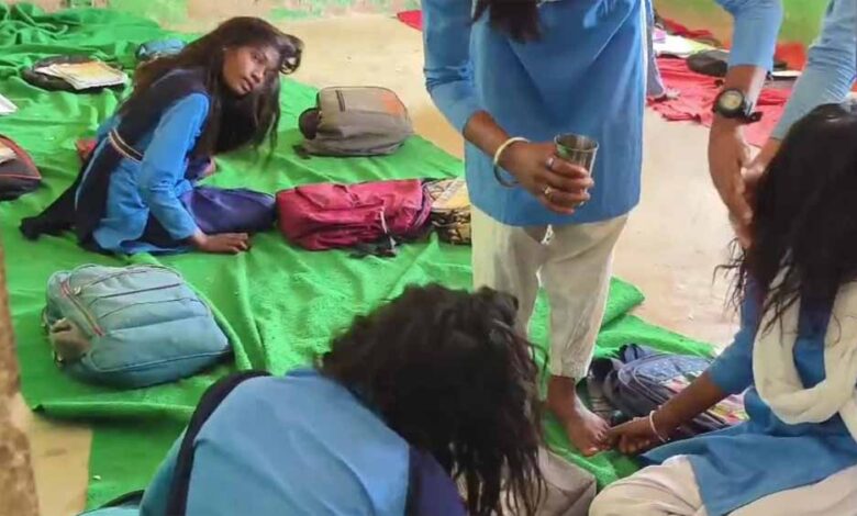 उमरिया-के-स्कूल-में-छात्राओं-के-झूमने-से-फैली-दहशत,-डॉक्टर-बोले–-नॉर्मल;-ग्रामीणों-ने-कराई-झाड़-फूंक