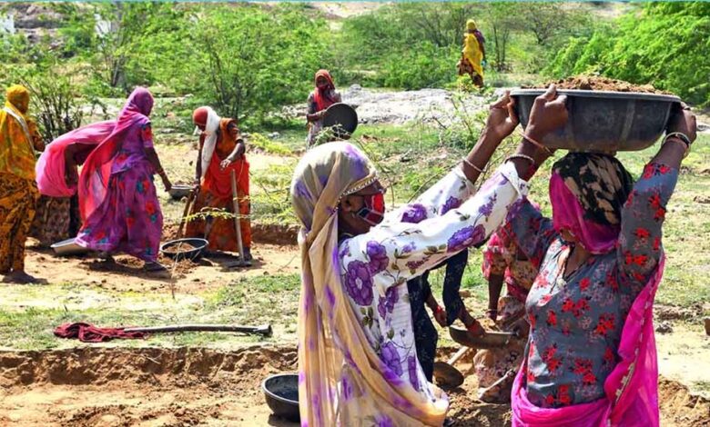 6-साल-में-1%-मजदूरों-को-नहीं-मिला-100-दिन-का-काम;-कोविड-में-हटाए-गए-10-लाख-परिवारों-के-नाम,-विधानसभा-में-जवाब-आया