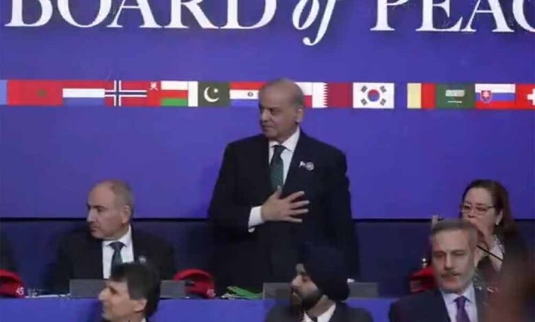 ट्रंप-ने-भरी-बैठक-में-पाक-को-किया-जलील,-शहबाज-को-खड़ा-करवाकर-की-मोदी-की-तारीफ