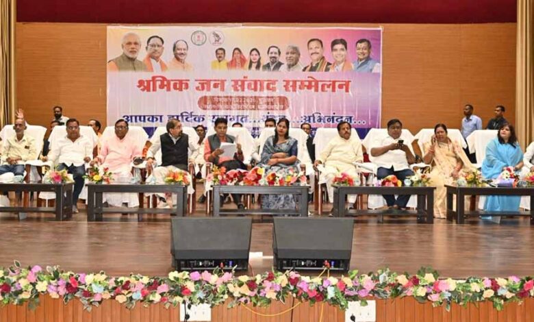 श्रम-विभाग-की-कल्याणकारी-योजनाओं-का-अधिक-से-अधिक-लाभ-लेने-श्रमिक-भाई-बहन-बनें-जागरू-:-राजस्व-मंत्री-वर्मा