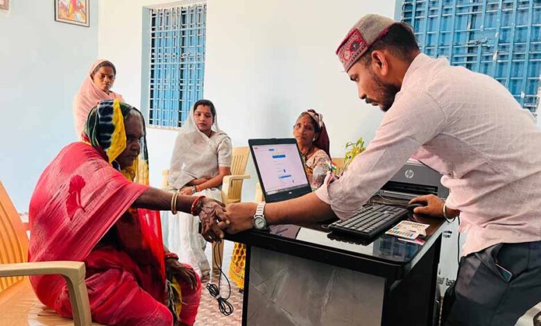 डिजिटल-सुविधा-केंद्र-में-86-वर्षीय-भक्तिन-राय-को-अंगूठे-के-निशान-पर-मिल-रही-सुविधाएं