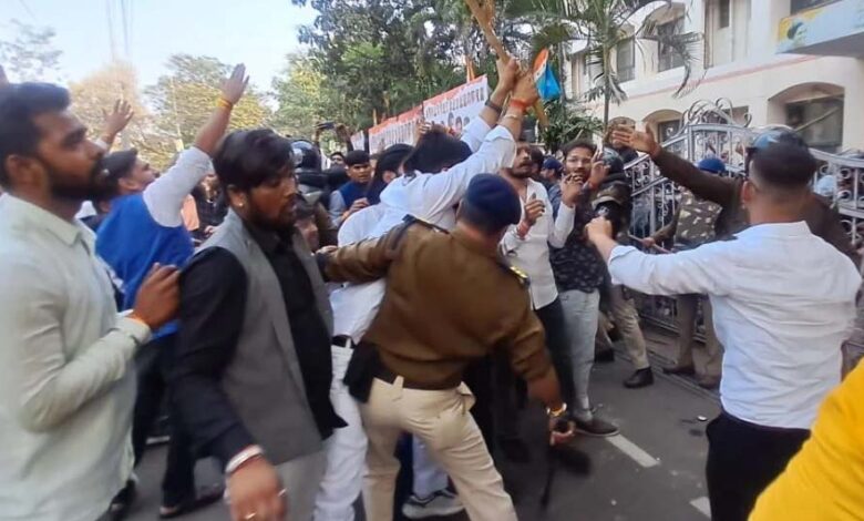 भोपाल-में-सियासी-बवाल:-कांग्रेस-कार्यालय-में-घुसकर-भाजपाईयों-ने-मचाया-उत्पात,-खिड़कियों-के-शीशे-तोड़े