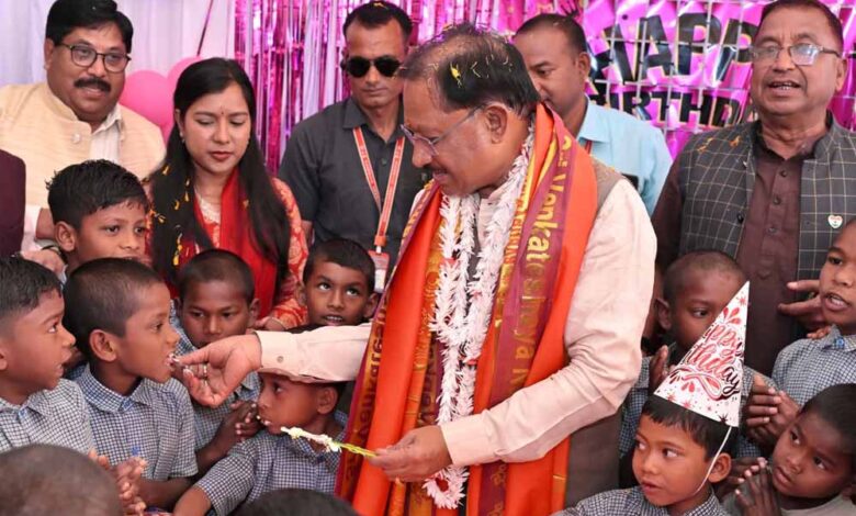 बच्चों-की-मुस्कान-से-मना-मुख्यमंत्री-साय-का-जन्मदिन,-सेवा-का-दिया-बड़ा-संदेश-मुख्यमंत्री-साय-ने-बच्चों-संग-बांटी-खुशियाँ,-मुस्कान-बना-सबसे-खास-तोहफा-केक-नहीं,-बच्चों-की-खुशी-बनी-मुख्यमंत्री-साय-के-जन्मदिन-की-असली-सौगात