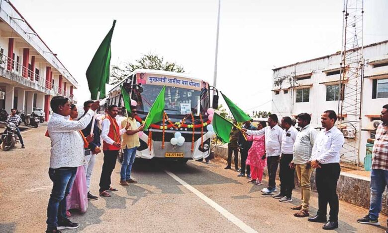 दूरस्थ-ग्रामों-में-मुख्यमंत्री-ग्रामीण-बस-योजना-शुरू,-जशपुर-के-तीन-रूट-की-बसों-को-दिखाई-हरी-झंडी
